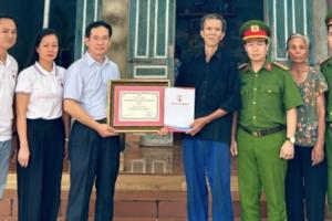 Tri ân gia đình thanh niên dũng cảm hy sinh khi cứu 4 học sinh đuối nước