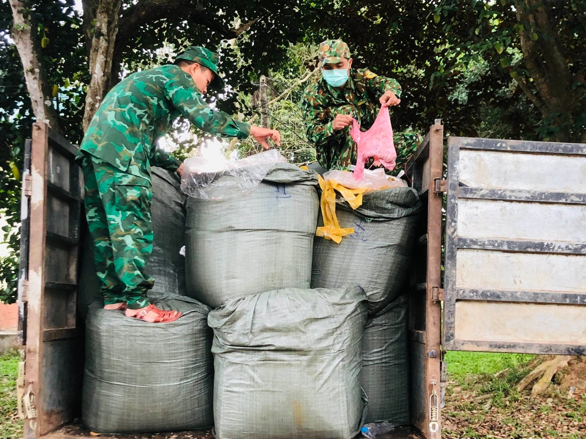 Bắt đối tượng vận chuyển 2,5 tấn nội tạng động vật hôi thối ở biên giới