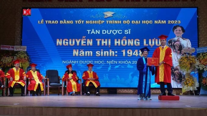 Tốt nghiệp đại học loại giỏi ở tuổi 75