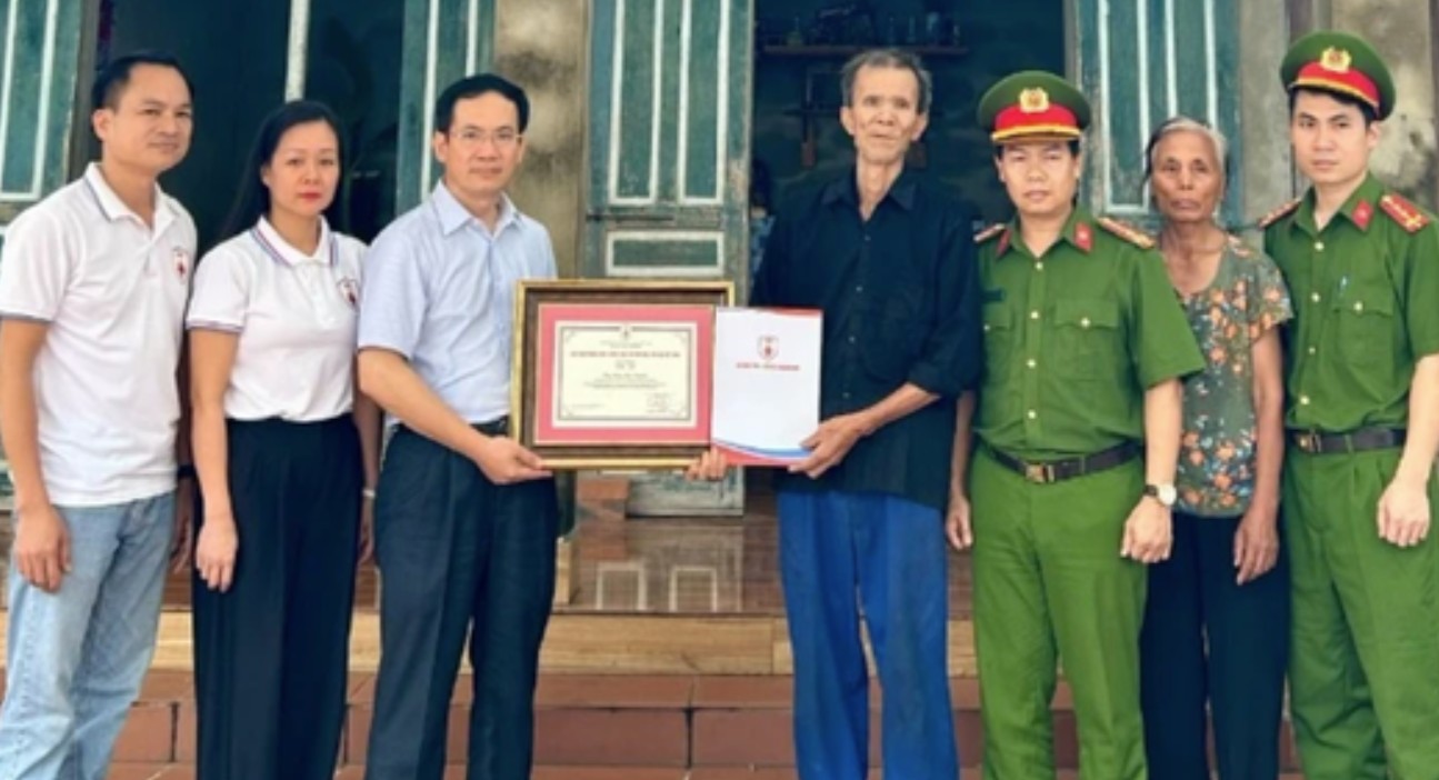 Tri ân gia đình thanh niên dũng cảm hy sinh khi cứu 4 học sinh đuối nước